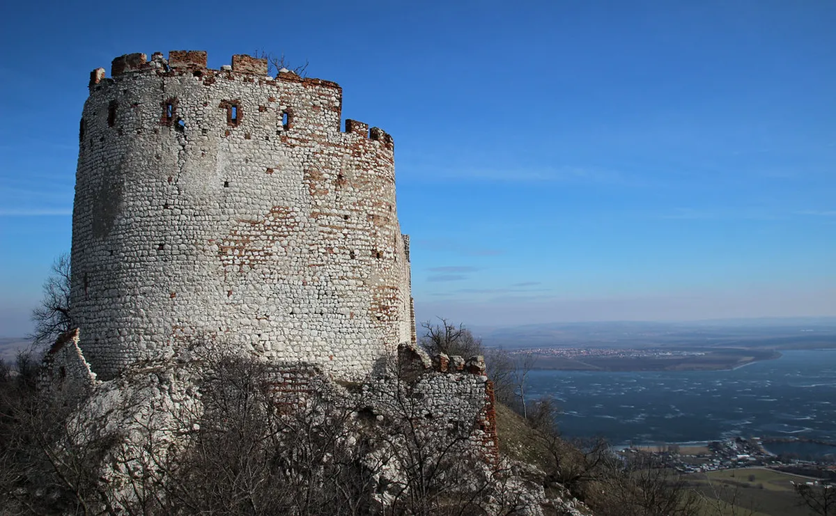 Hiking Pálava Hills and Děvičky Ruins: 2-Day Guide