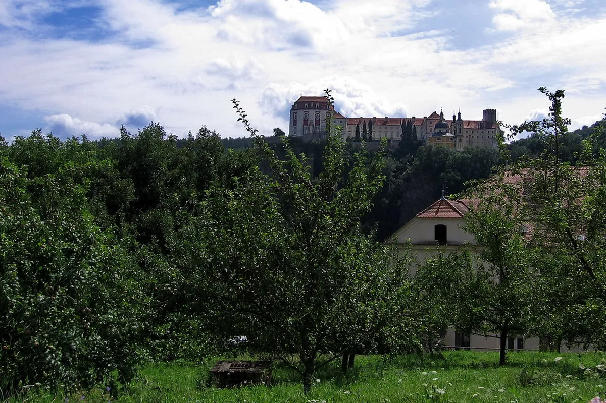 Guide to Vranov nad Dyjí Chateau and Dam from Brno