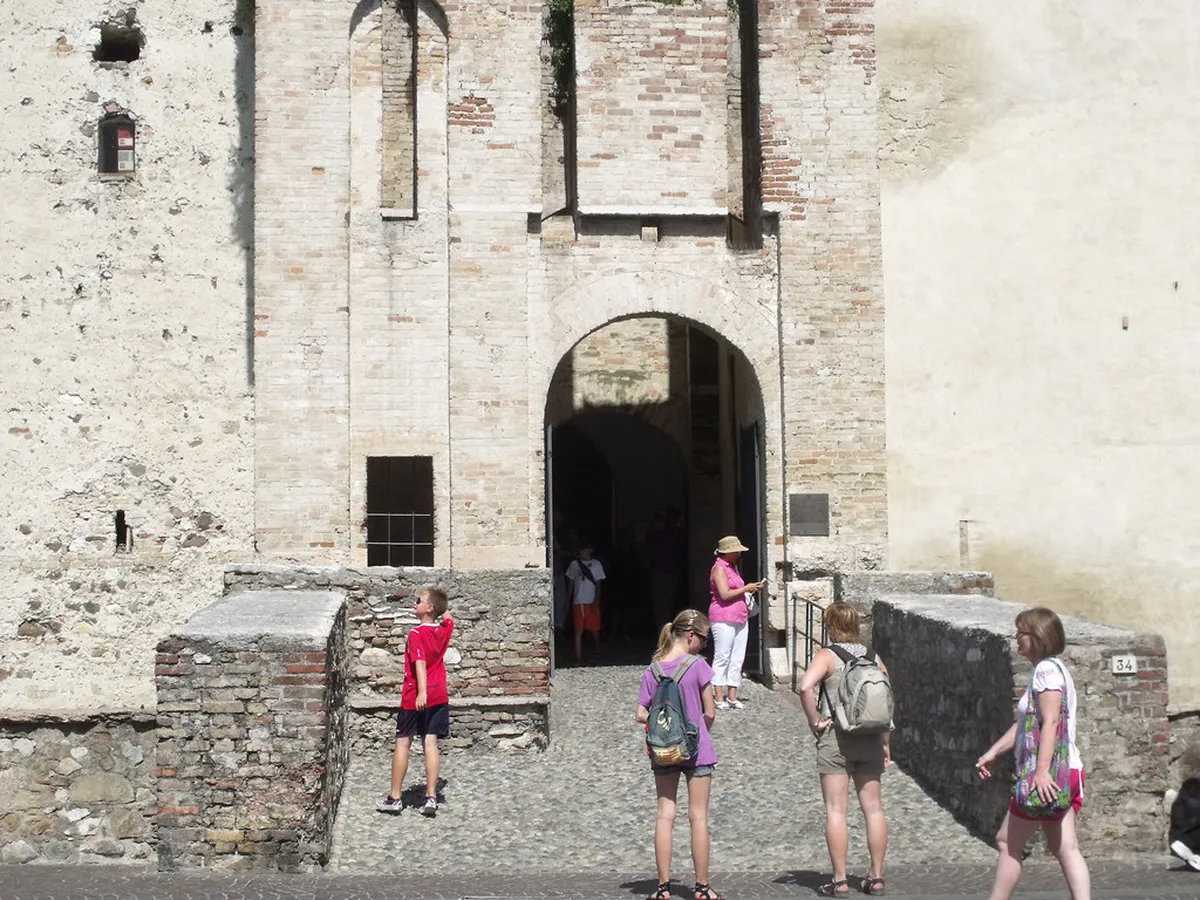 5th Castle Courtyard Bridge View Guide