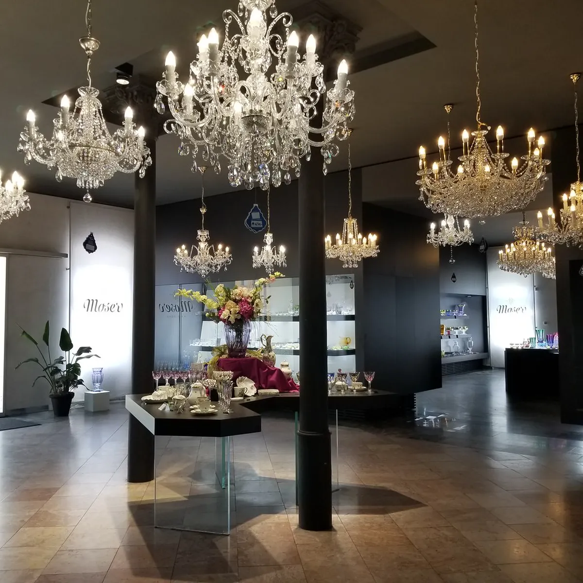 Moser Glassworks Factory Tour Guide: 10 Top Experiences